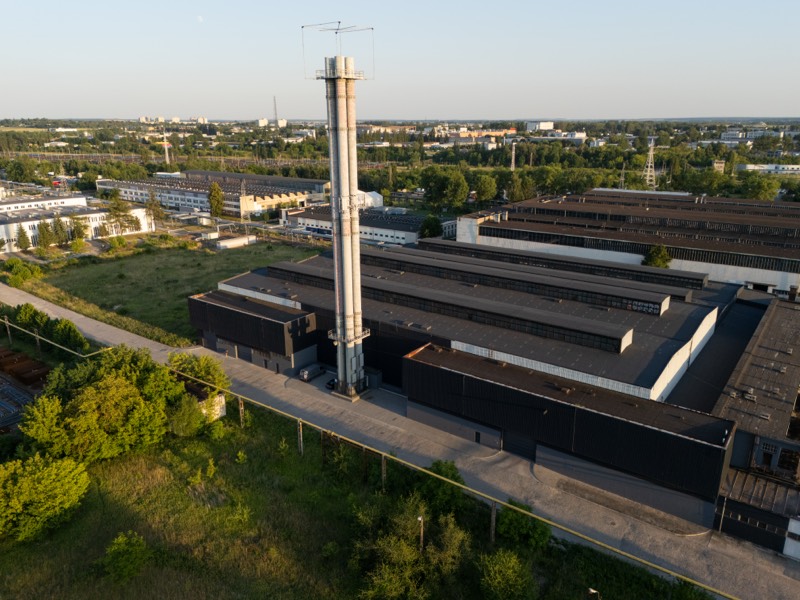 Hala przemysłowa i kominy technologiczne z lotu ptaka