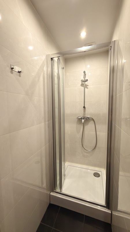 Kabina prysznicowa w zapleczu sanitarnym